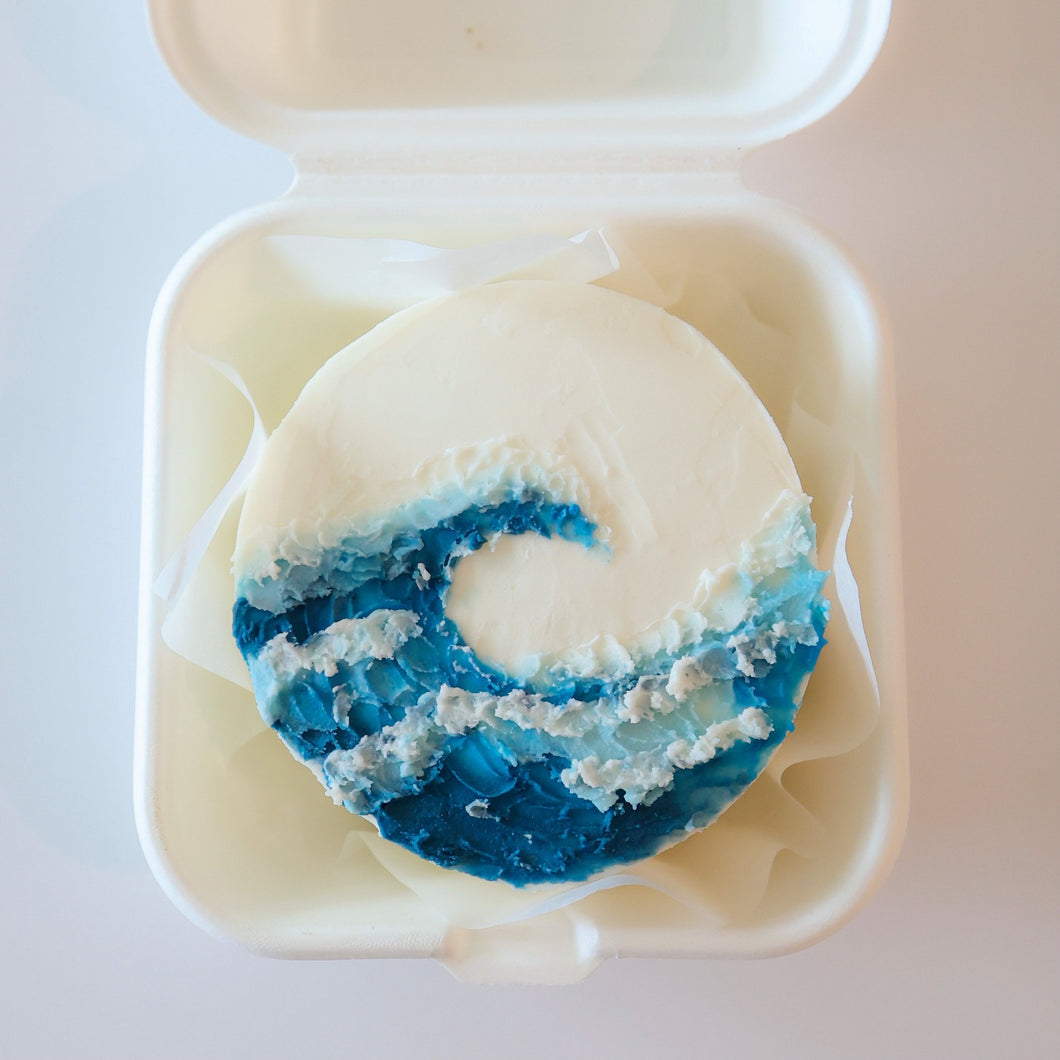 wave of kanegawa lunchbox cake with palette knife dark blue, light blue and white waves.